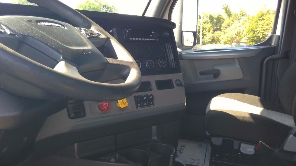 Sleeper Tractor-Heavy Duty Tractors-Freightliner-2022-T12664ST-Columbia-TN-449,787\n\t\tmiles-$ 78,500 - Image 10