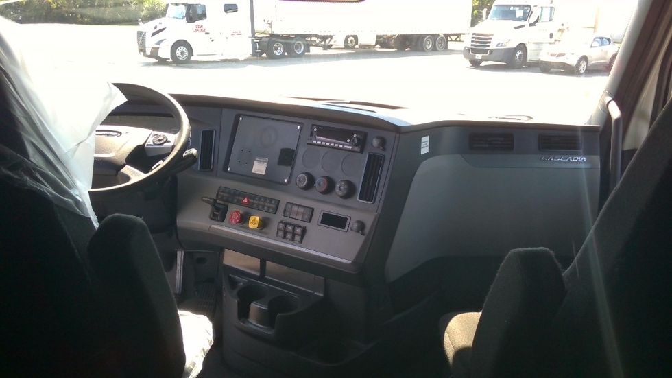 Sleeper Tractor-Heavy Duty Tractors-Freightliner-2022-T12664ST-Columbia-TN-449,787\n\t\tmiles-$ 78,500 - Image 12