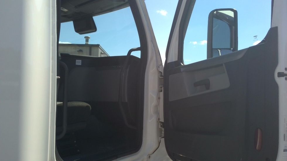 Sleeper Tractor-Heavy Duty Tractors-Freightliner-2022-T12664ST-Columbia-TN-449,787\n\t\tmiles-$ 78,500 - Image 13