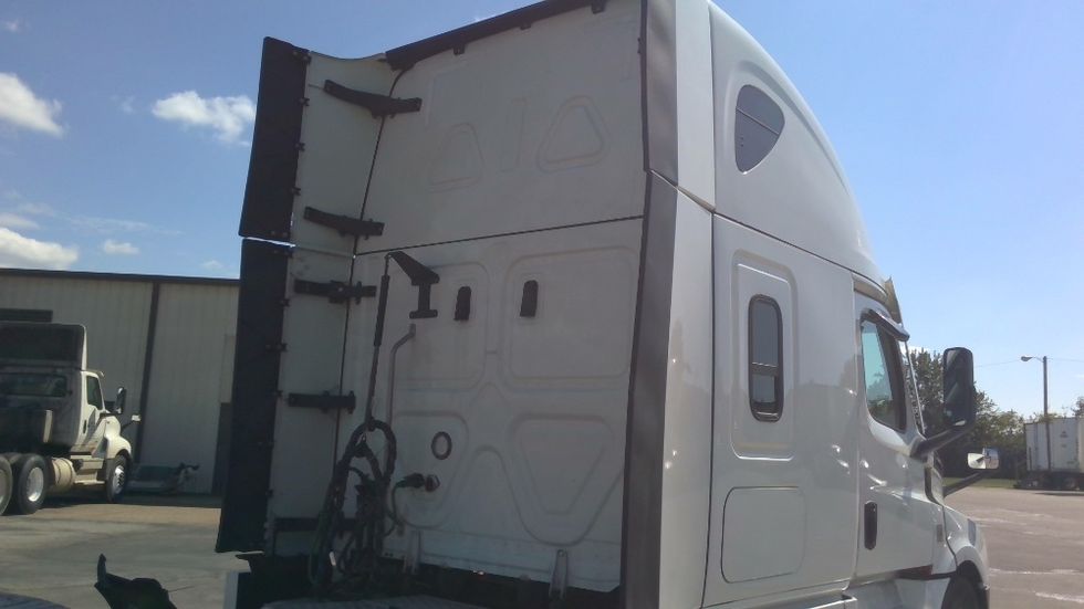 Sleeper Tractor-Heavy Duty Tractors-Freightliner-2022-T12664ST-Columbia-TN-449,787\n\t\tmiles-$ 78,500 - Image 23