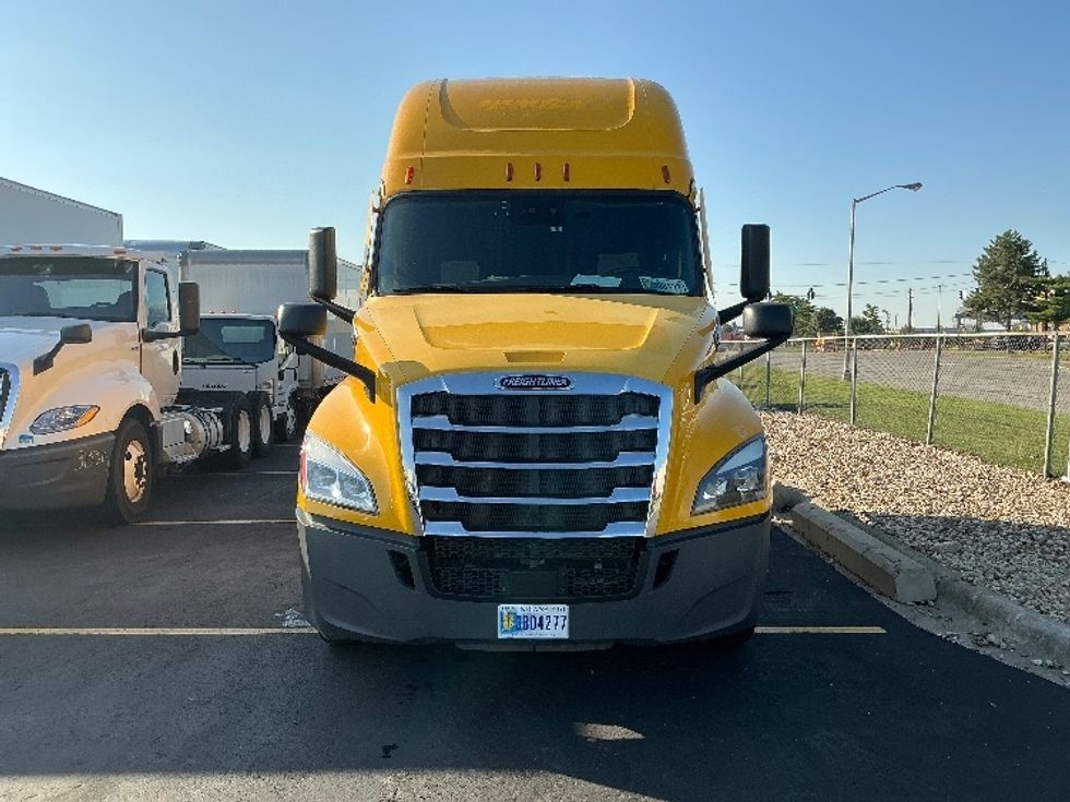 2022 Freightliner Cascadia 126" Sleeper Cab photo 2