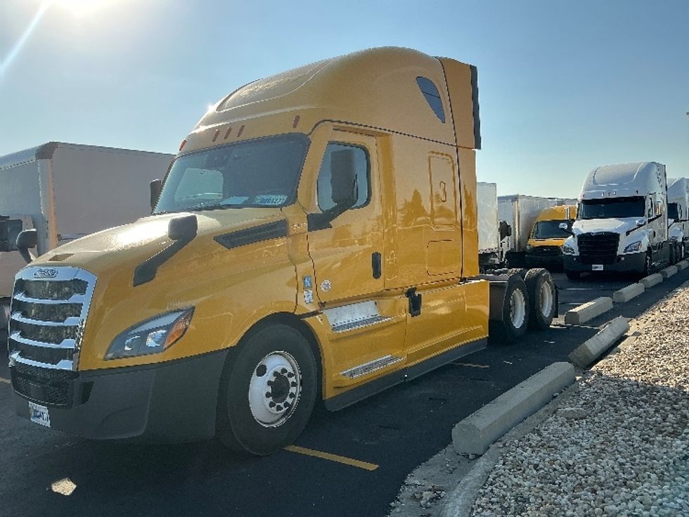 2022 Freightliner Cascadia 126" Sleeper Cab photo 3