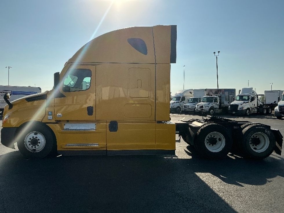 2022 Freightliner Cascadia 126" Sleeper Cab photo 4