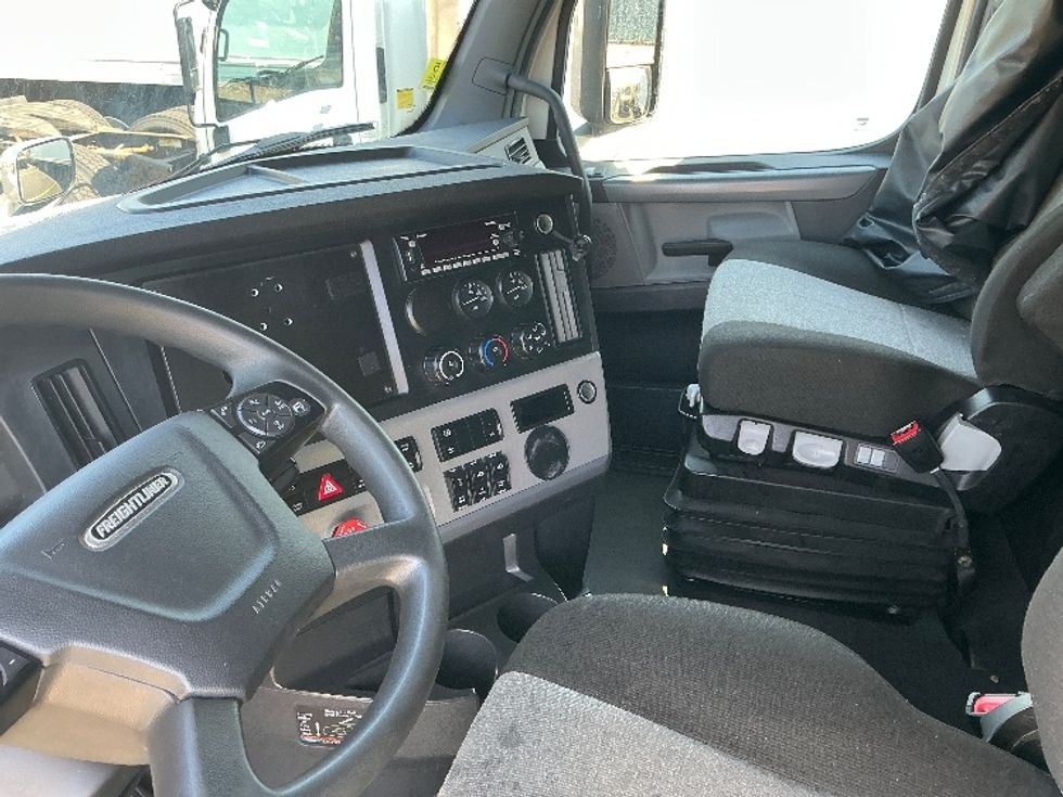 Sleeper Tractor-Heavy Duty Tractors-Freightliner-2022-T12664ST-Columbus-OH-378,511\n\t\tmiles-$ 80,250 - Image 10