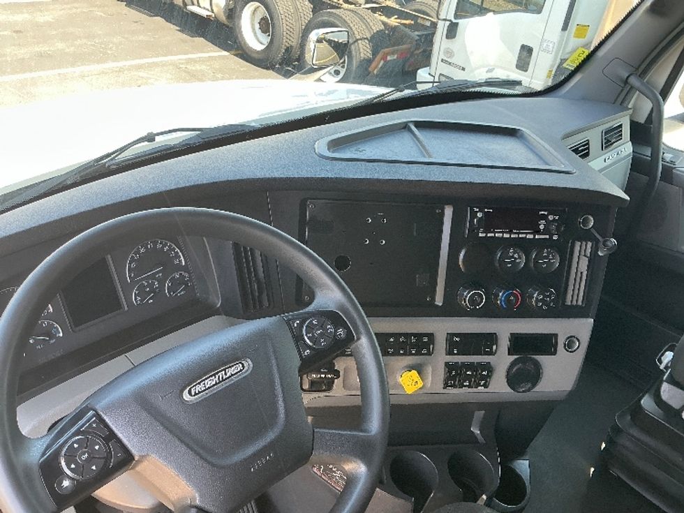 Sleeper Tractor-Heavy Duty Tractors-Freightliner-2022-T12664ST-Columbus-OH-378,511\n\t\tmiles-$ 80,250 - Image 11