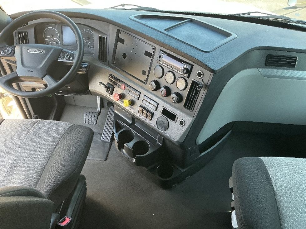 Sleeper Tractor-Heavy Duty Tractors-Freightliner-2022-T12664ST-Columbus-OH-378,511\n\t\tmiles-$ 80,250 - Image 12