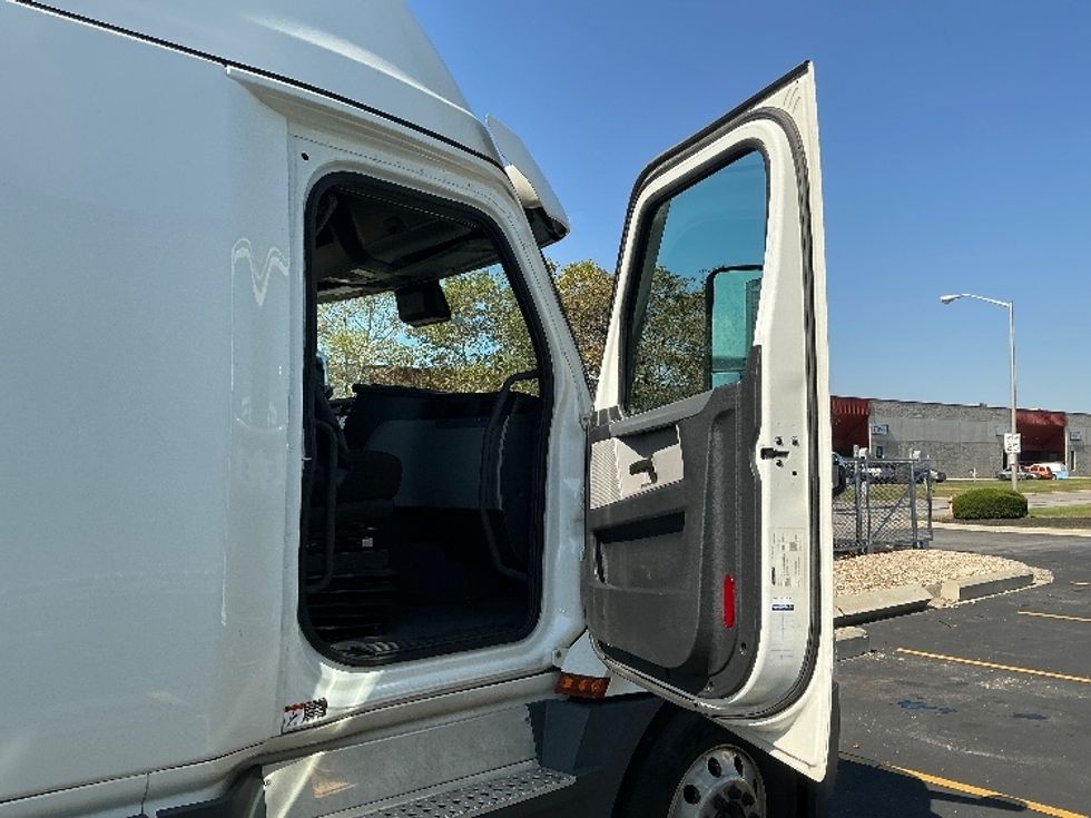 Sleeper Tractor-Heavy Duty Tractors-Freightliner-2022-T12664ST-Columbus-OH-378,511\n\t\tmiles-$ 80,250 - Image 13