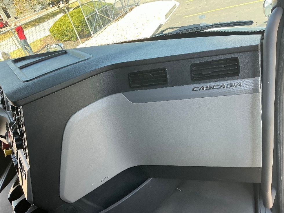 Sleeper Tractor-Heavy Duty Tractors-Freightliner-2022-T12664ST-Columbus-OH-378,511\n\t\tmiles-$ 80,250 - Image 14