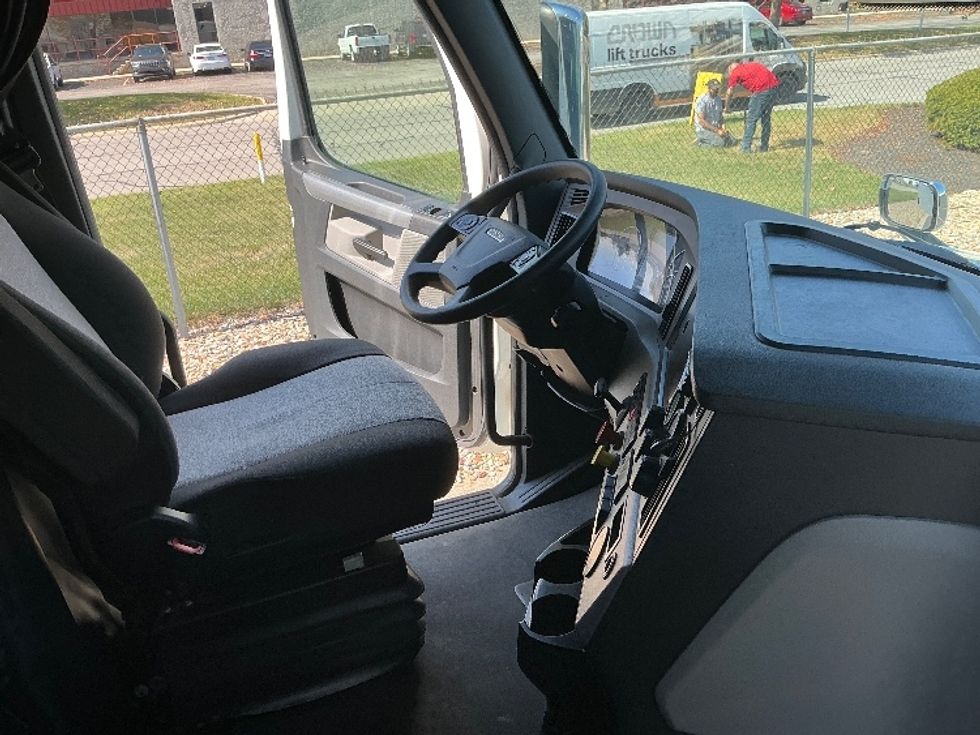 Sleeper Tractor-Heavy Duty Tractors-Freightliner-2022-T12664ST-Columbus-OH-378,511\n\t\tmiles-$ 80,250 - Image 15