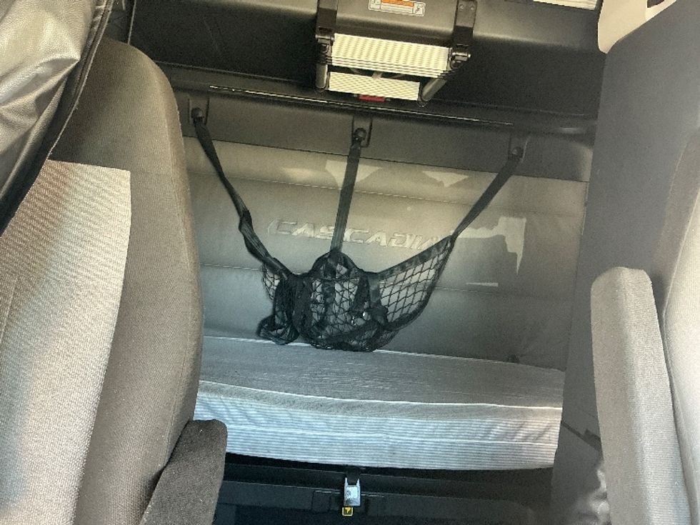 Sleeper Tractor-Heavy Duty Tractors-Freightliner-2022-T12664ST-Columbus-OH-378,511\n\t\tmiles-$ 80,250 - Image 16