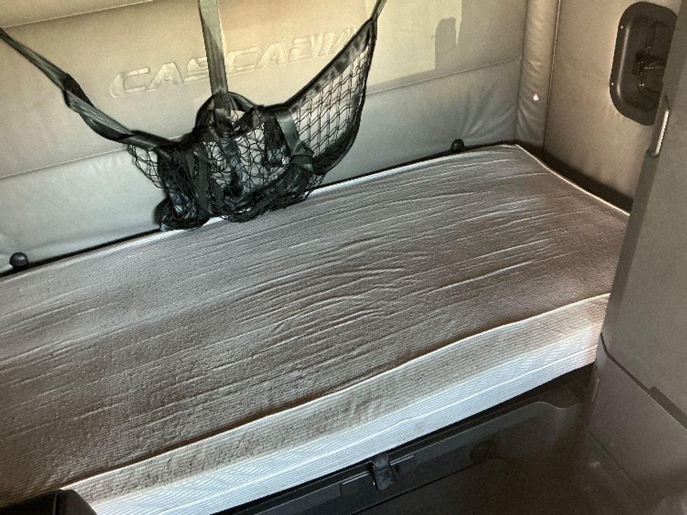 Sleeper Tractor-Heavy Duty Tractors-Freightliner-2022-T12664ST-Columbus-OH-378,511\n\t\tmiles-$ 80,250 - Image 17