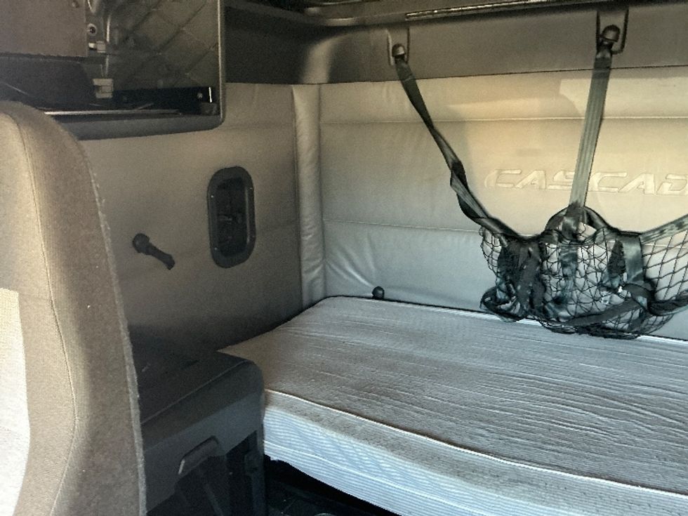 Sleeper Tractor-Heavy Duty Tractors-Freightliner-2022-T12664ST-Columbus-OH-378,511\n\t\tmiles-$ 80,250 - Image 18