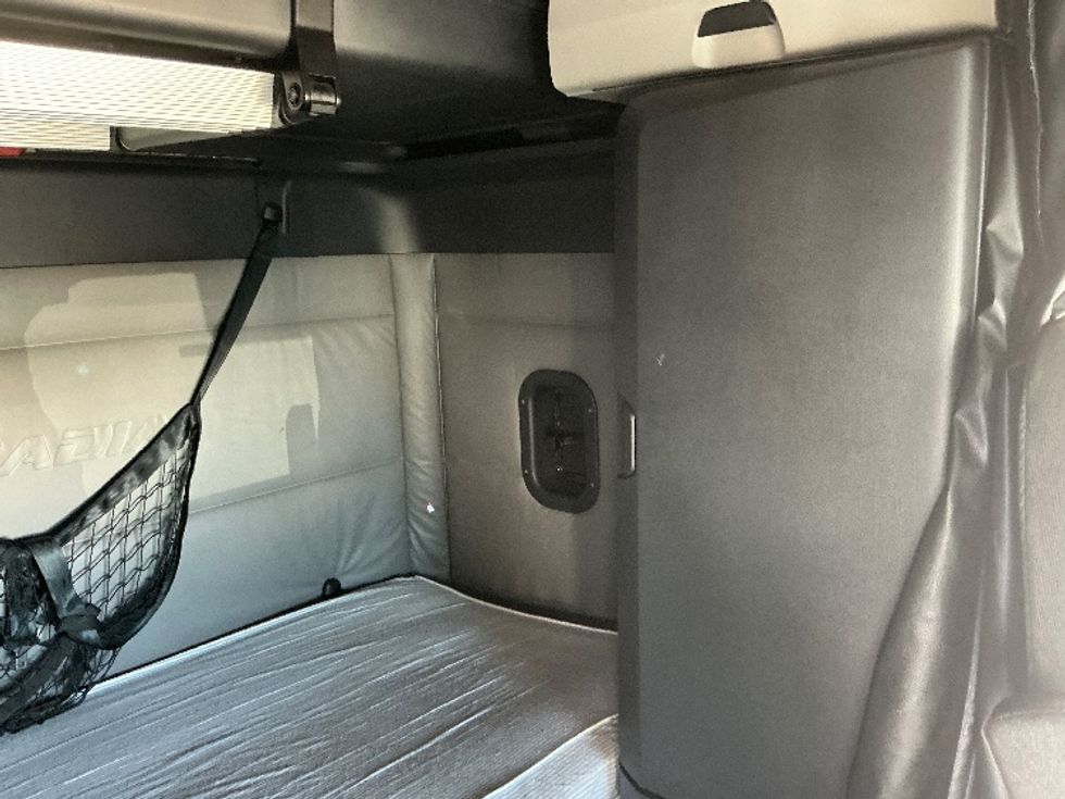 Sleeper Tractor-Heavy Duty Tractors-Freightliner-2022-T12664ST-Columbus-OH-378,511\n\t\tmiles-$ 80,250 - Image 19