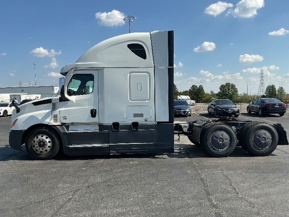 Sleeper Tractor-Heavy Duty Tractors-Freightliner-2022-T12664ST-Columbus-OH-378,511\n\t\tmiles-$ 80,250 - Image 4