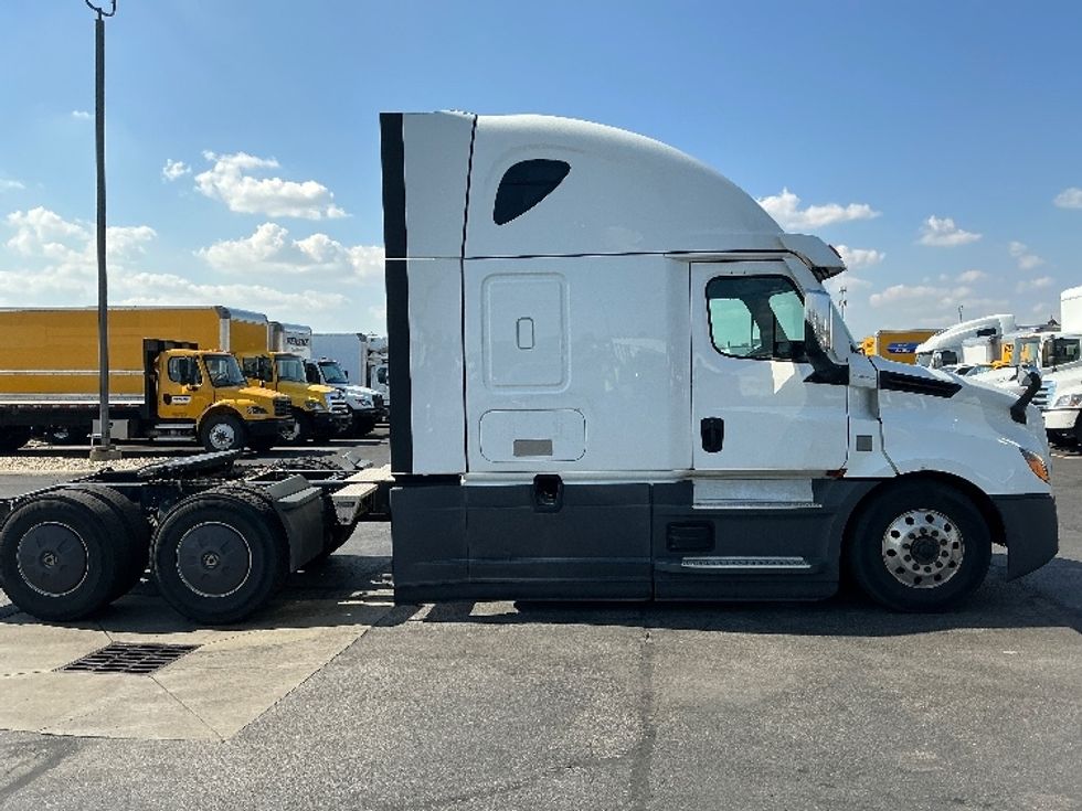 Sleeper Tractor-Heavy Duty Tractors-Freightliner-2022-T12664ST-Columbus-OH-378,511\n\t\tmiles-$ 80,250 - Image 8