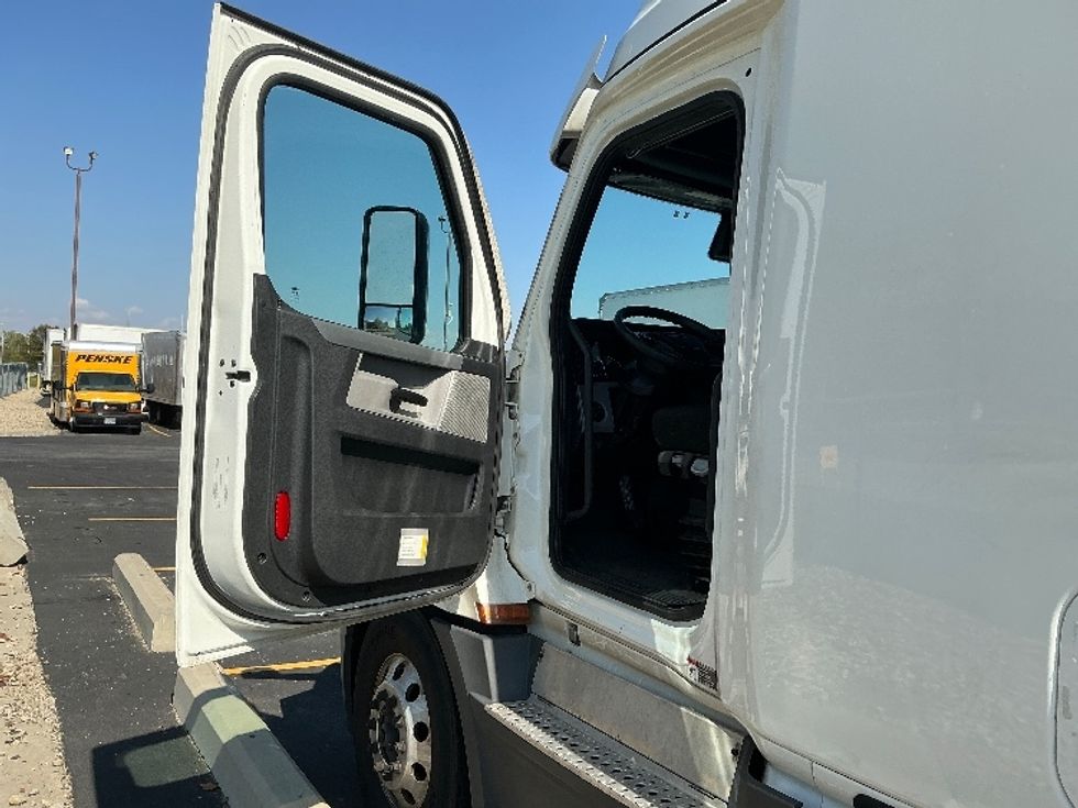 Sleeper Tractor-Heavy Duty Tractors-Freightliner-2022-T12664ST-Columbus-OH-378,511\n\t\tmiles-$ 80,250 - Image 9