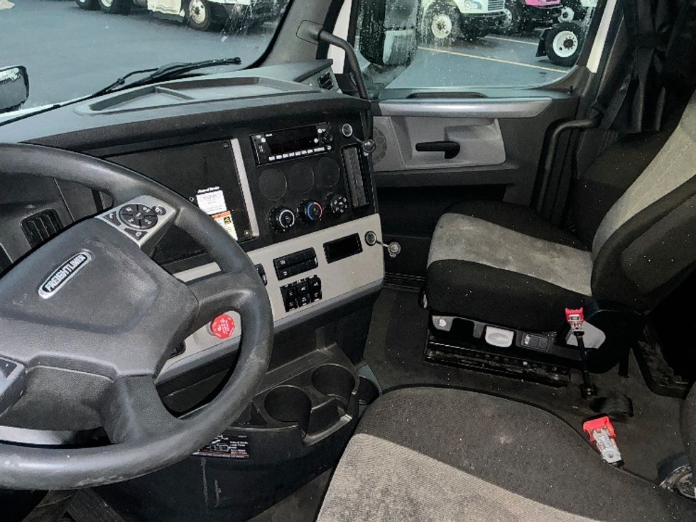 Sleeper Tractor-Heavy Duty Tractors-Freightliner-2022-T12664ST-Columbus-OH-550,125\n\t\tmiles-$ 63,000 - Image 10