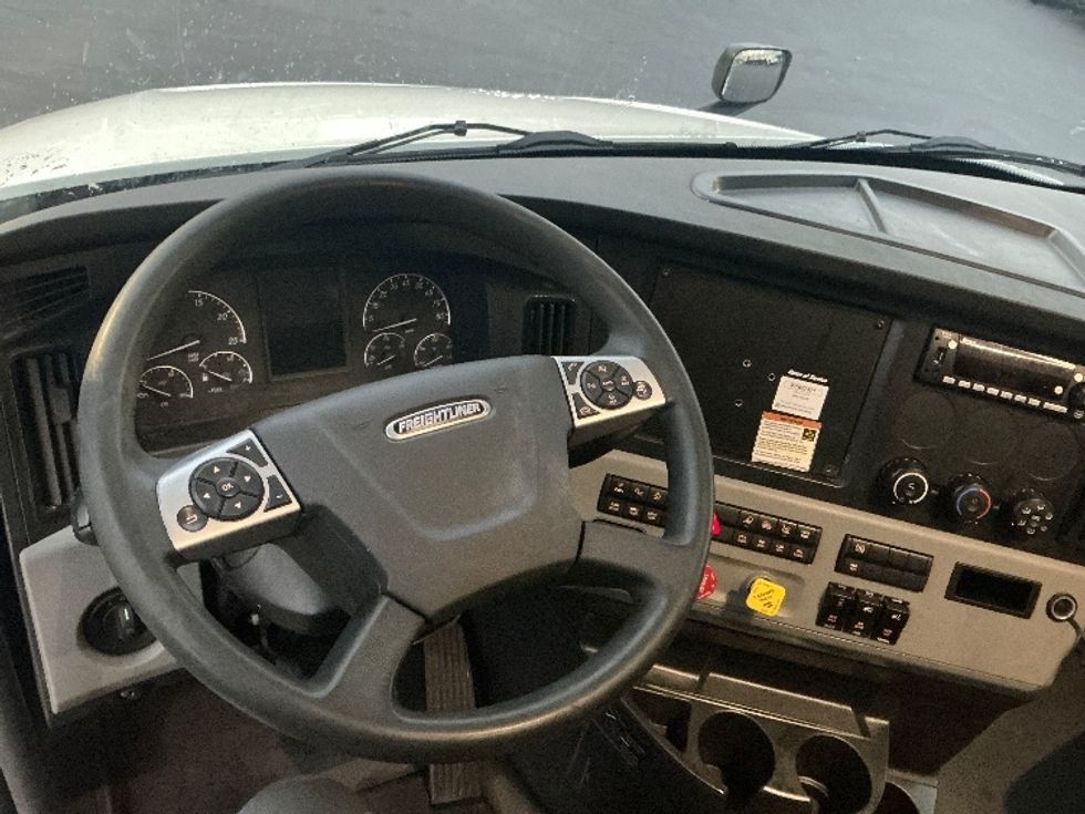 Sleeper Tractor-Heavy Duty Tractors-Freightliner-2022-T12664ST-Columbus-OH-550,125\n\t\tmiles-$ 63,000 - Image 11