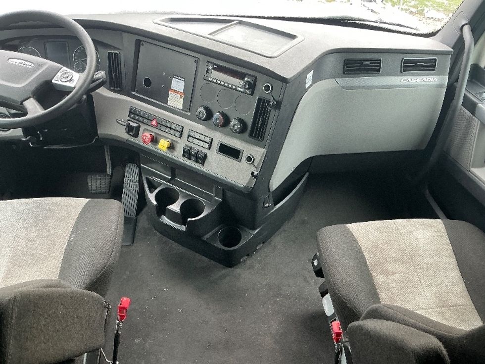 Sleeper Tractor-Heavy Duty Tractors-Freightliner-2022-T12664ST-Columbus-OH-550,125\n\t\tmiles-$ 63,000 - Image 12
