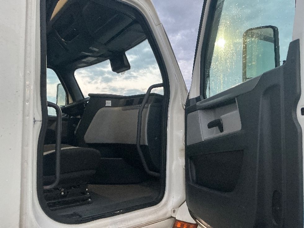 Sleeper Tractor-Heavy Duty Tractors-Freightliner-2022-T12664ST-Columbus-OH-550,125\n\t\tmiles-$ 63,000 - Image 13