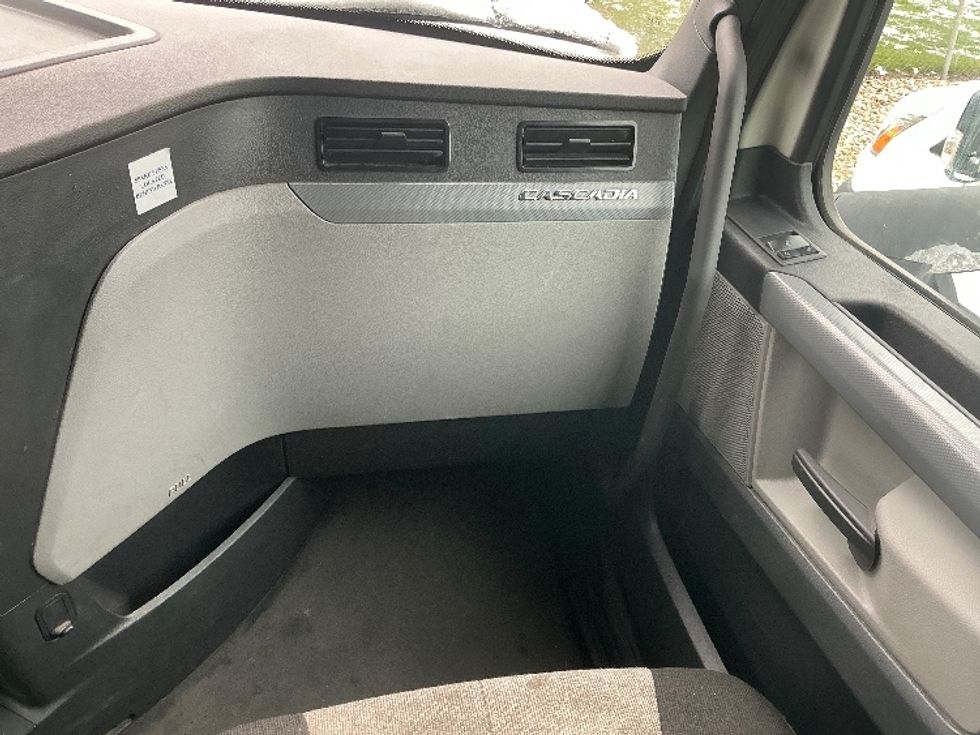 Sleeper Tractor-Heavy Duty Tractors-Freightliner-2022-T12664ST-Columbus-OH-550,125\n\t\tmiles-$ 63,000 - Image 14