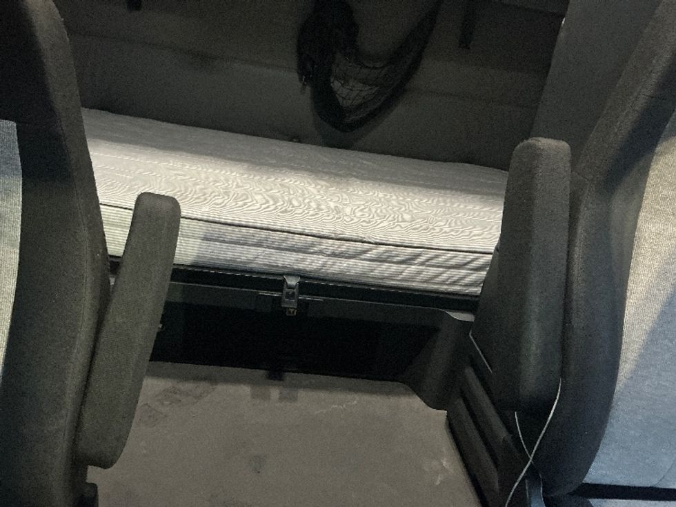 Sleeper Tractor-Heavy Duty Tractors-Freightliner-2022-T12664ST-Columbus-OH-550,125\n\t\tmiles-$ 63,000 - Image 16