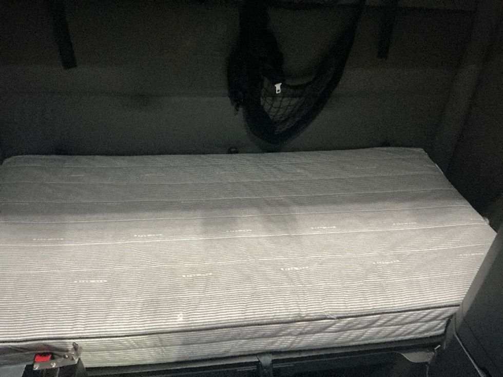 Sleeper Tractor-Heavy Duty Tractors-Freightliner-2022-T12664ST-Columbus-OH-550,125\n\t\tmiles-$ 63,000 - Image 17