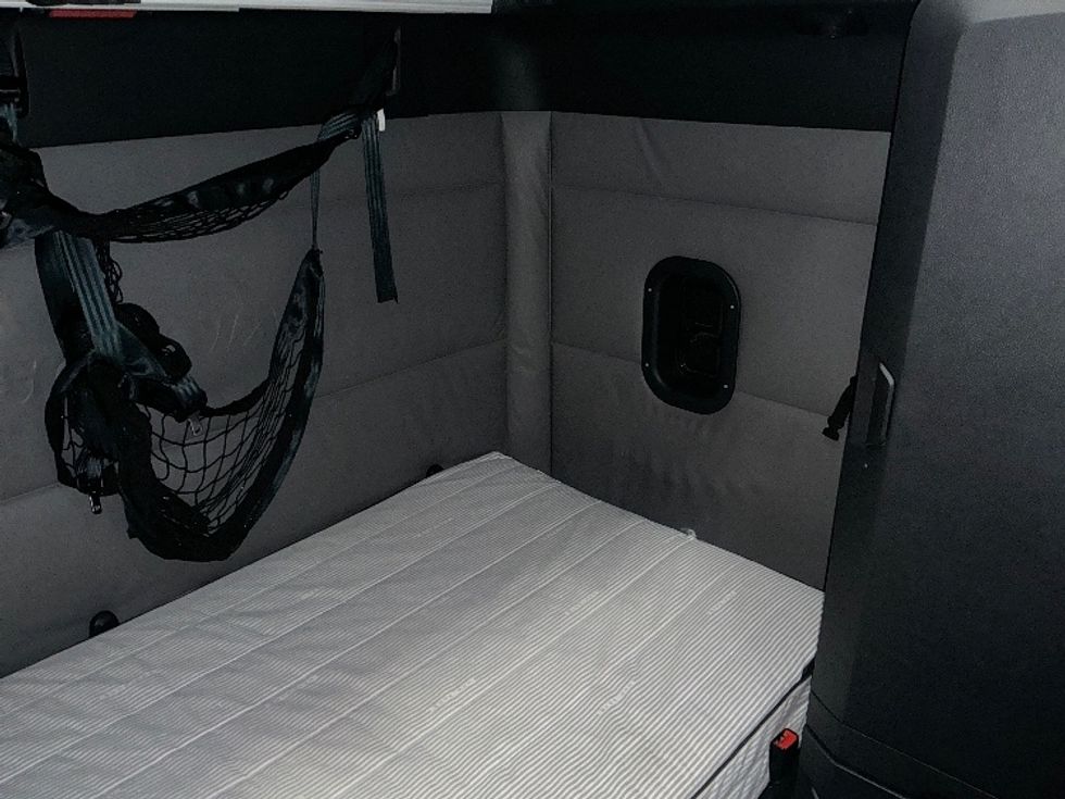 Sleeper Tractor-Heavy Duty Tractors-Freightliner-2022-T12664ST-Columbus-OH-550,125\n\t\tmiles-$ 63,000 - Image 18