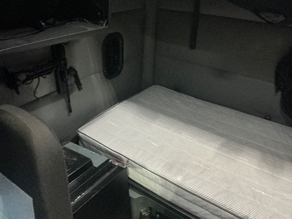 Sleeper Tractor-Heavy Duty Tractors-Freightliner-2022-T12664ST-Columbus-OH-550,125\n\t\tmiles-$ 63,000 - Image 19