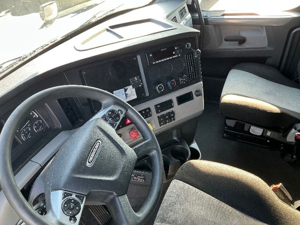 Sleeper Tractor-Heavy Duty Tractors-Freightliner-2022-T12664ST-Columbus-OH-588,479\n\t\tmiles-$ 60,250 - Image 10