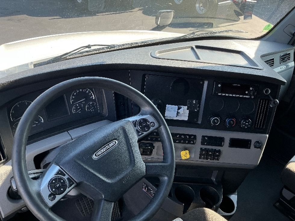Sleeper Tractor-Heavy Duty Tractors-Freightliner-2022-T12664ST-Columbus-OH-588,479\n\t\tmiles-$ 60,250 - Image 11