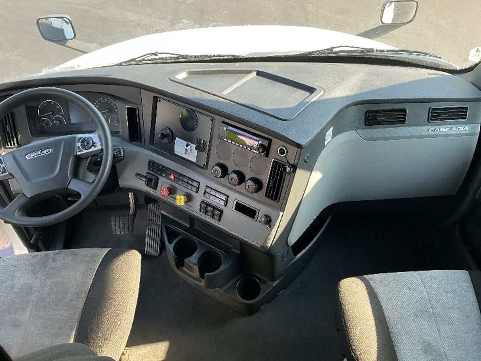 Sleeper Tractor-Heavy Duty Tractors-Freightliner-2022-T12664ST-Columbus-OH-588,479\n\t\tmiles-$ 60,250 - Image 12