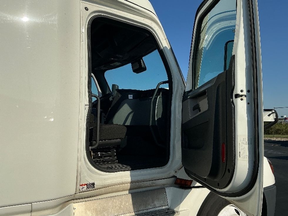 Sleeper Tractor-Heavy Duty Tractors-Freightliner-2022-T12664ST-Columbus-OH-588,479\n\t\tmiles-$ 60,250 - Image 13