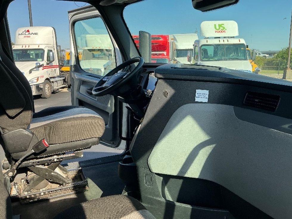 Sleeper Tractor-Heavy Duty Tractors-Freightliner-2022-T12664ST-Columbus-OH-588,479\n\t\tmiles-$ 60,250 - Image 15