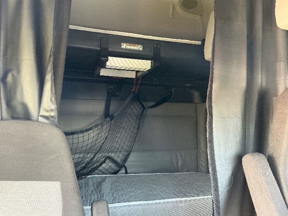 Sleeper Tractor-Heavy Duty Tractors-Freightliner-2022-T12664ST-Columbus-OH-588,479\n\t\tmiles-$ 60,250 - Image 16