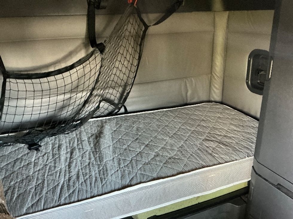 Sleeper Tractor-Heavy Duty Tractors-Freightliner-2022-T12664ST-Columbus-OH-588,479\n\t\tmiles-$ 60,250 - Image 17