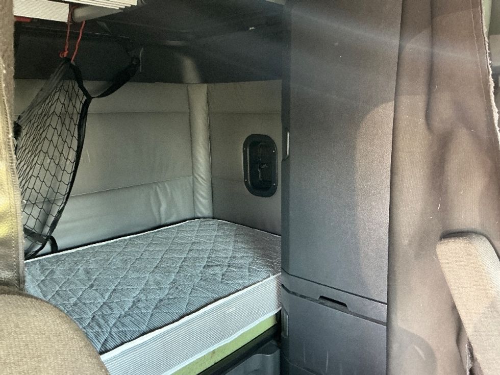 Sleeper Tractor-Heavy Duty Tractors-Freightliner-2022-T12664ST-Columbus-OH-588,479\n\t\tmiles-$ 60,250 - Image 18