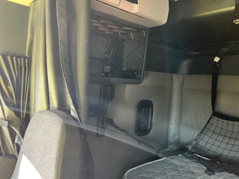 Sleeper Tractor-Heavy Duty Tractors-Freightliner-2022-T12664ST-Columbus-OH-588,479\n\t\tmiles-$ 60,250 - Image 19