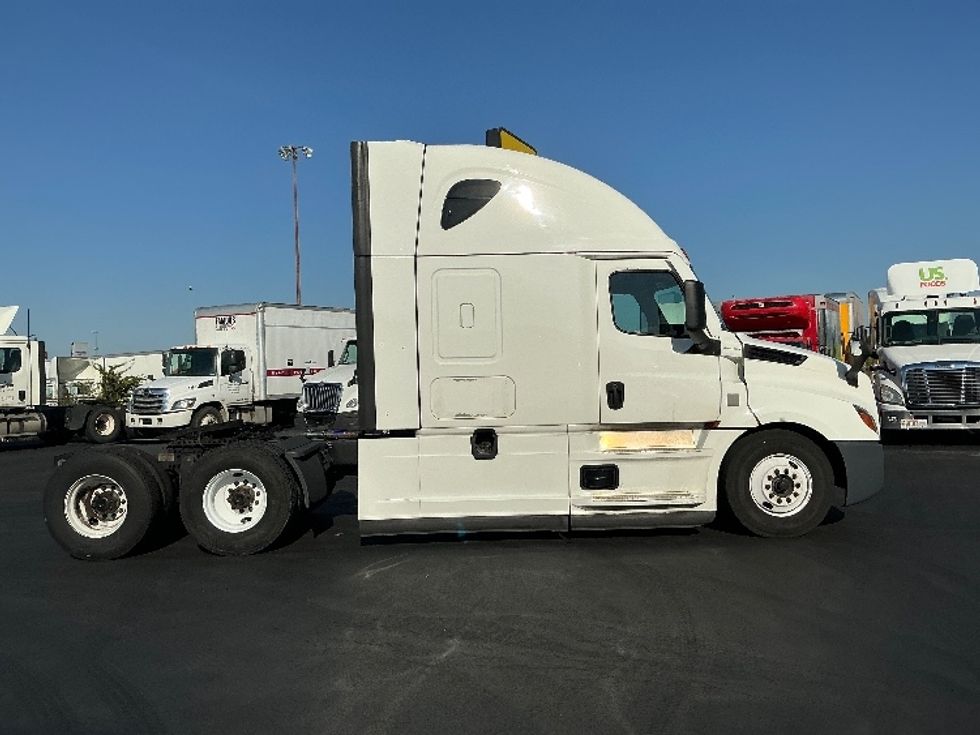 Sleeper Tractor-Heavy Duty Tractors-Freightliner-2022-T12664ST-Columbus-OH-588,479\n\t\tmiles-$ 60,250 - Image 8