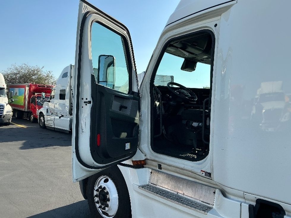 Sleeper Tractor-Heavy Duty Tractors-Freightliner-2022-T12664ST-Columbus-OH-588,479\n\t\tmiles-$ 60,250 - Image 9