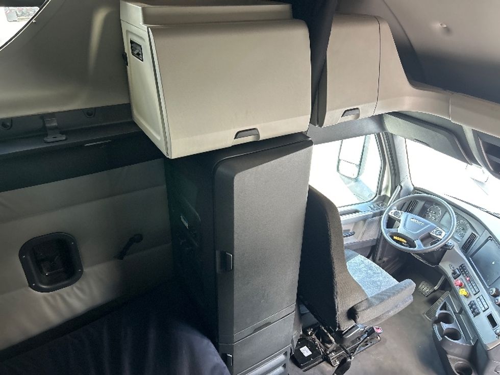 Sleeper Tractor-Heavy Duty Tractors-Freightliner-2022-T12664ST-Comstock Park-MI-442,436\n\t\tmiles-$ 74,000 - Image 18