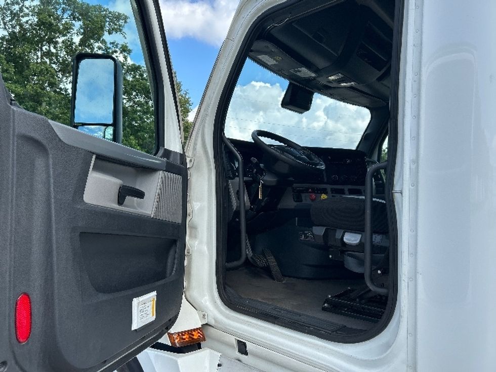 Sleeper Tractor-Heavy Duty Tractors-Freightliner-2022-T12664ST-Comstock Park-MI-442,436\n\t\tmiles-$ 74,000 - Image 9