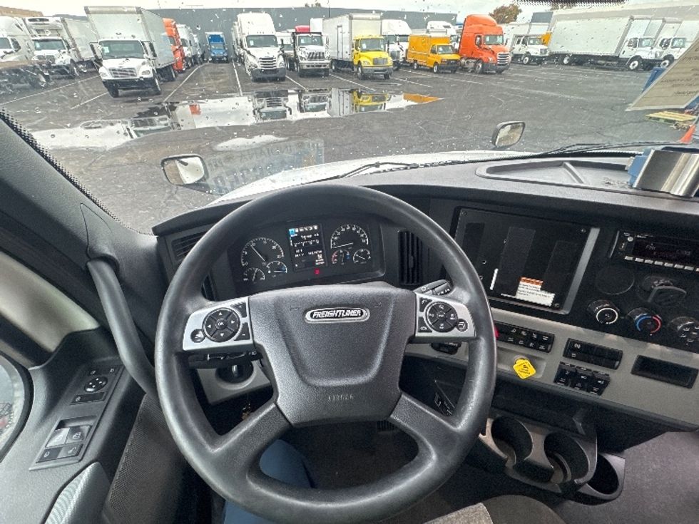 Sleeper Tractor-Heavy Duty Tractors-Freightliner-2022-T12664ST-Concord-CA-512,398\n\t\tmiles-$ 74,500 - Image 10