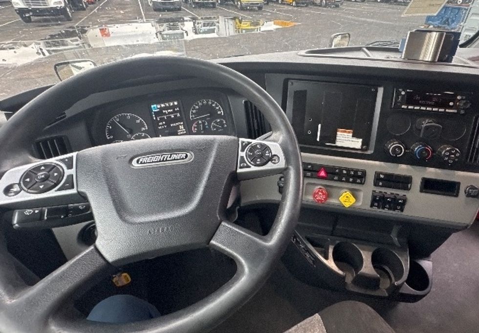 Sleeper Tractor-Heavy Duty Tractors-Freightliner-2022-T12664ST-Concord-CA-512,398\n\t\tmiles-$ 74,500 - Image 11