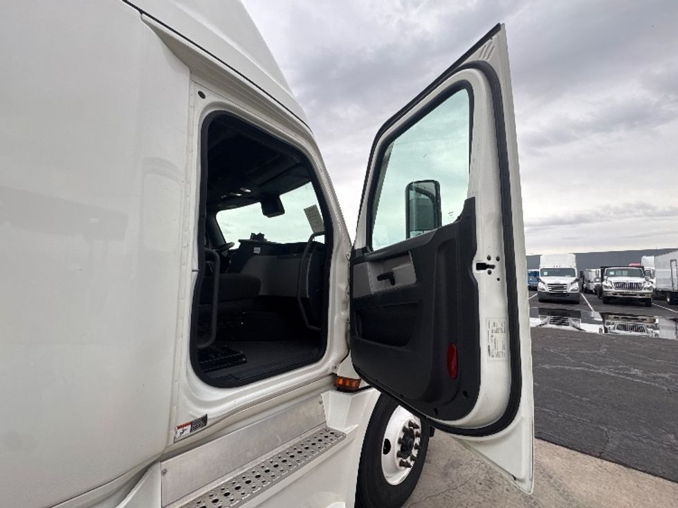 Sleeper Tractor-Heavy Duty Tractors-Freightliner-2022-T12664ST-Concord-CA-512,398\n\t\tmiles-$ 74,500 - Image 13