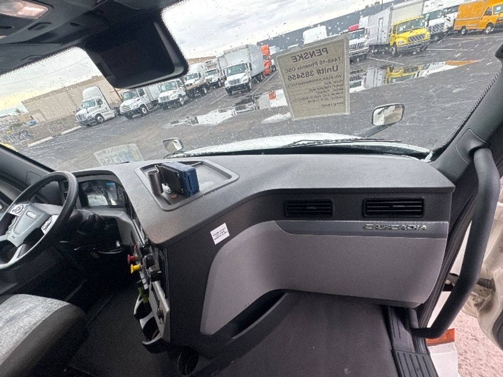 Sleeper Tractor-Heavy Duty Tractors-Freightliner-2022-T12664ST-Concord-CA-512,398\n\t\tmiles-$ 74,500 - Image 14