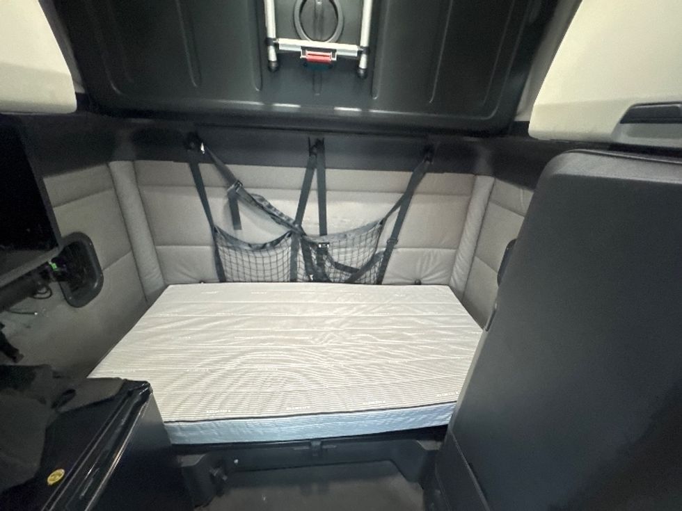 Sleeper Tractor-Heavy Duty Tractors-Freightliner-2022-T12664ST-Concord-CA-512,398\n\t\tmiles-$ 74,500 - Image 16