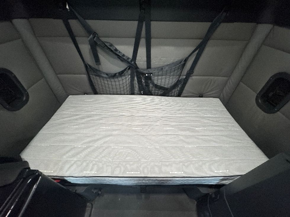 Sleeper Tractor-Heavy Duty Tractors-Freightliner-2022-T12664ST-Concord-CA-512,398\n\t\tmiles-$ 74,500 - Image 17