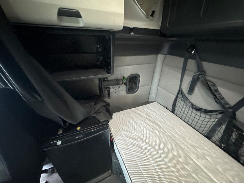 Sleeper Tractor-Heavy Duty Tractors-Freightliner-2022-T12664ST-Concord-CA-512,398\n\t\tmiles-$ 74,500 - Image 19