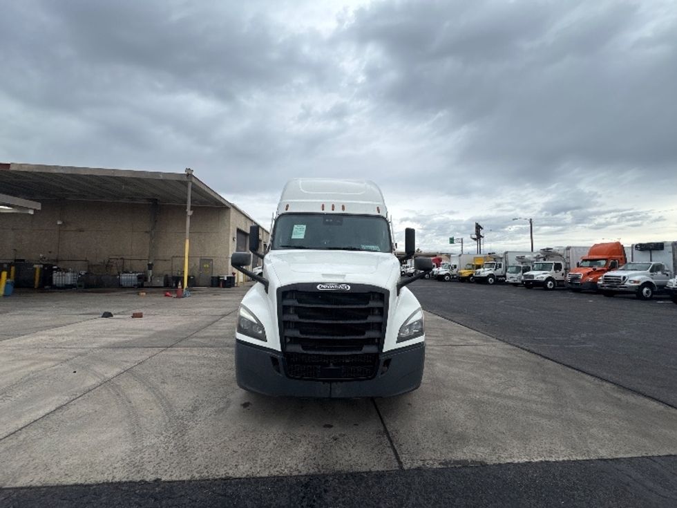 Sleeper Tractor-Heavy Duty Tractors-Freightliner-2022-T12664ST-Concord-CA-512,398\n\t\tmiles-$ 74,500 - Image 2